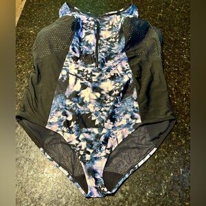 ⛱️LIVI Active 1 Piece Racerback 1/2 Zip Swimsuit Watercolor Black Size 28 Plus⛱️